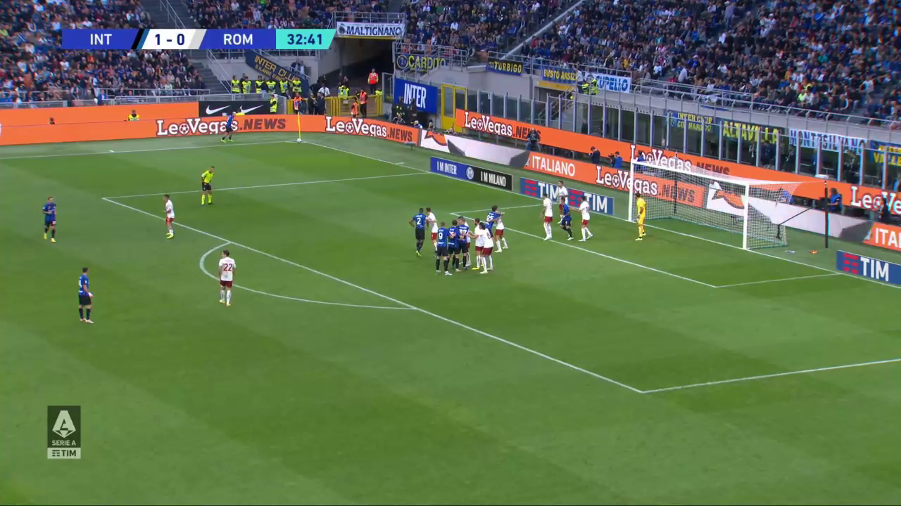 Roma defending a stack at a corner