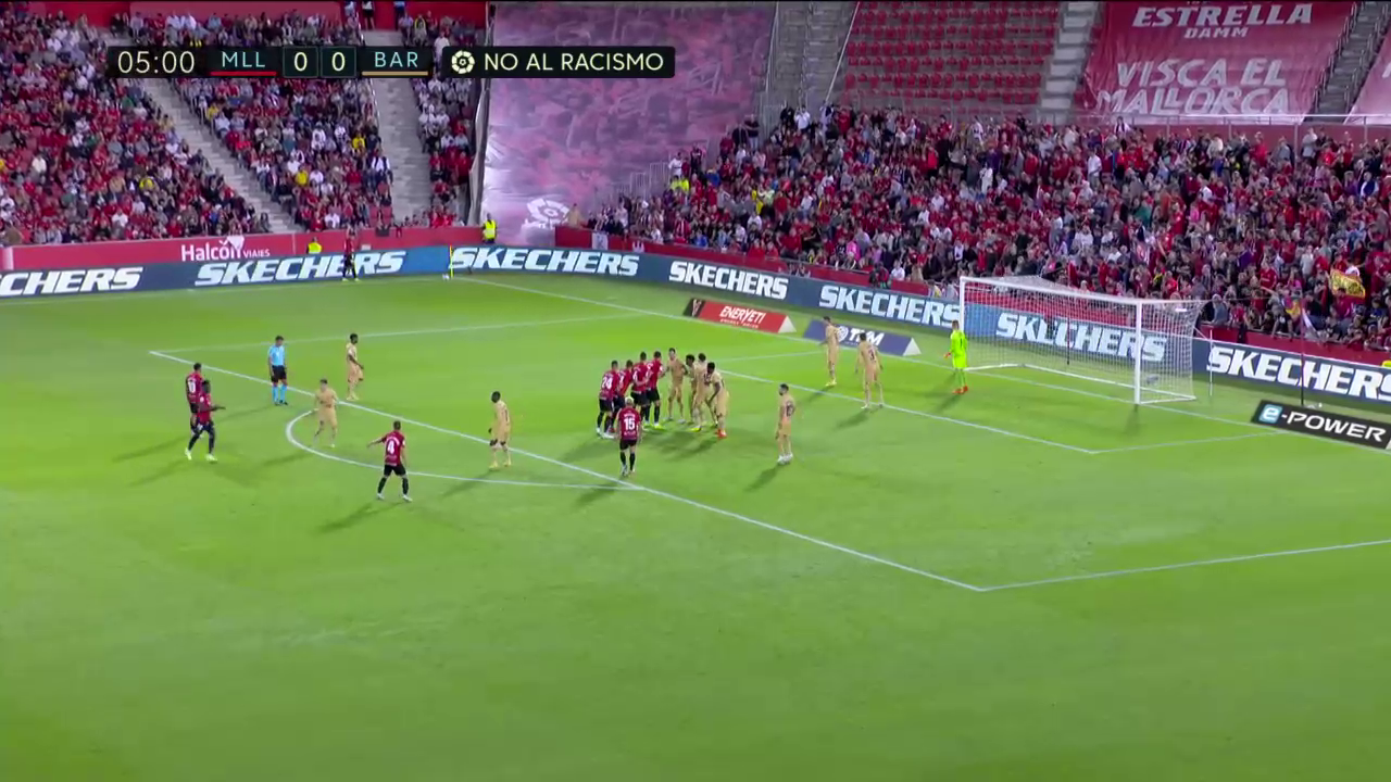 Barcelona defending a stack at a corner in a similar shape to Roma