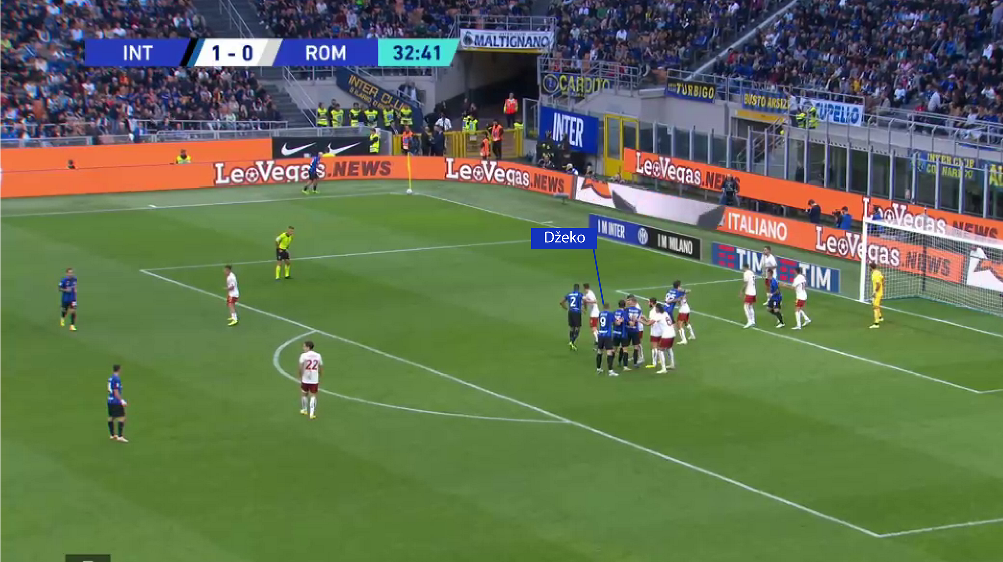Džeko at the head of a stack, able to break left or right against a horizontal queue