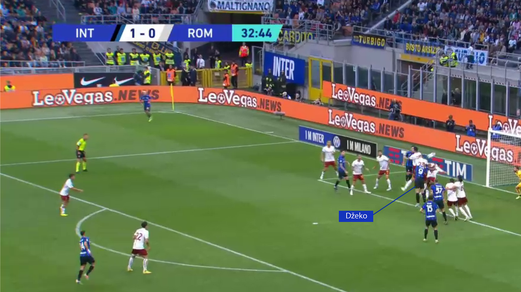 Džeko winning first contact on a Çalhanoğlu corner delivery