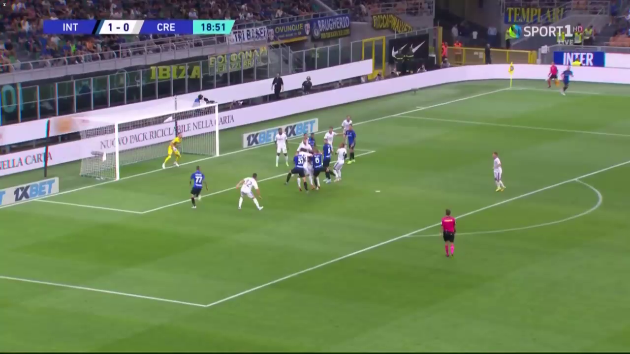 Inter winning the delivery from the stack routine against Cremonese