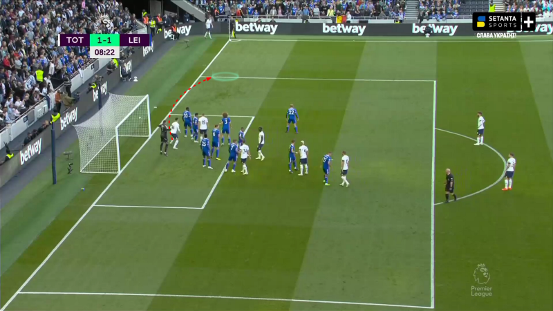 The short corner played to Lenglet inside the 6-yard box