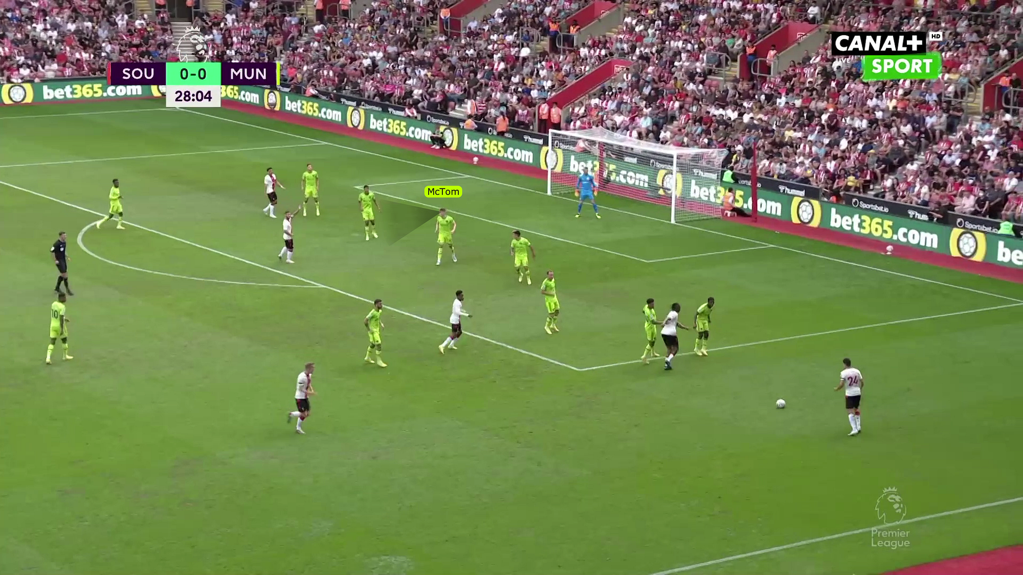 McTominay scanning his surroundings during a corner