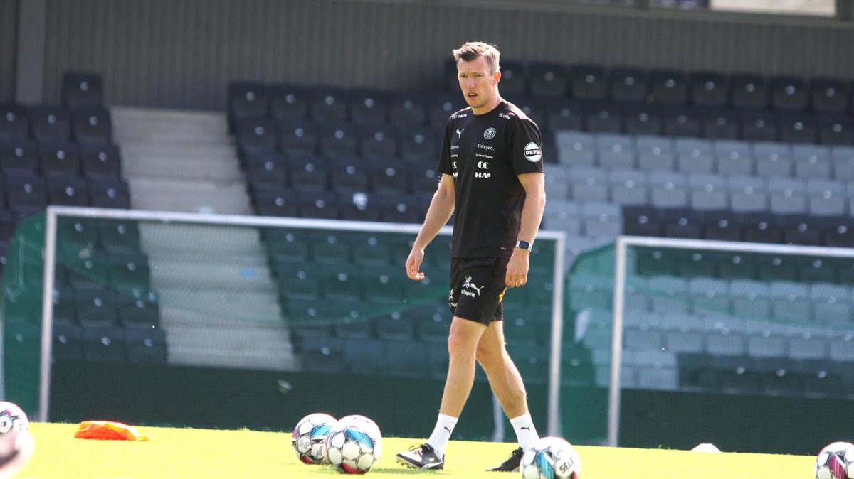 Raufoss IL coach on training ground